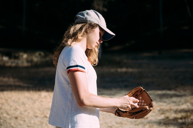 Mujer joven preparándose para la cancha de béisbol