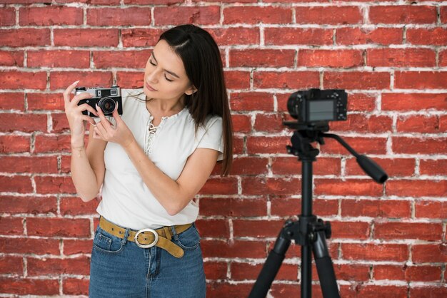 Mujer joven preparándose para grabar