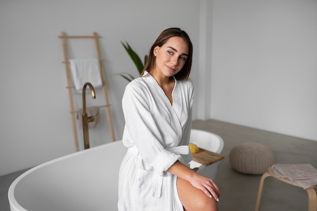 Mujer joven preparándose para la hora del baño