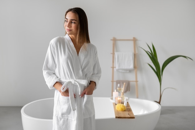 Mujer joven preparándose para la hora del baño