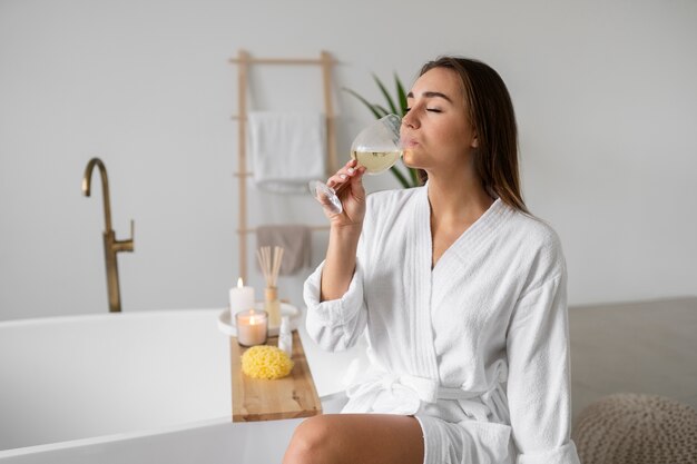 Mujer joven preparándose para la hora del baño