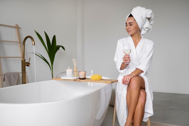 Mujer joven preparándose para la hora del baño