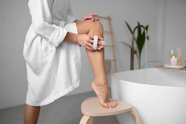 Mujer joven preparándose para la hora del baño