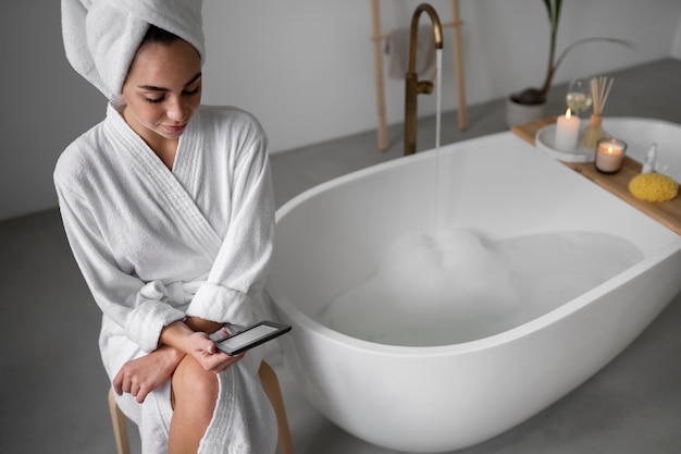 Mujer joven preparándose para la hora del baño