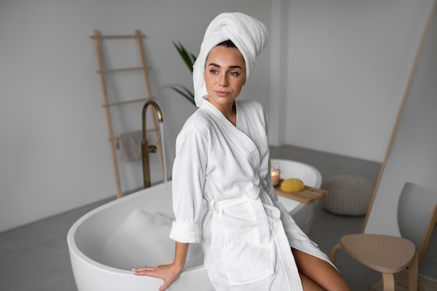 Mujer joven preparándose para la hora del baño