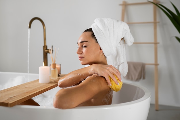 Foto gratuita mujer joven preparándose para la hora del baño