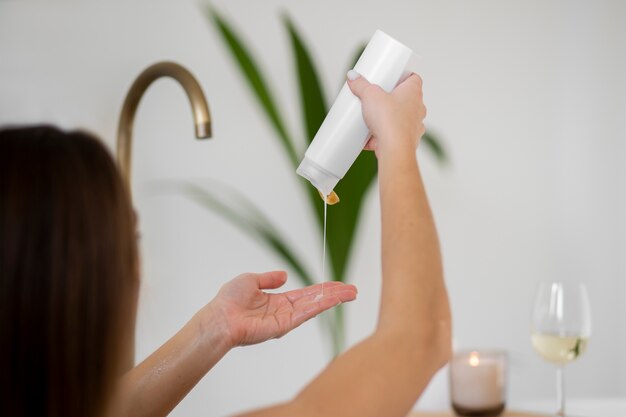 Mujer joven preparándose para la hora del baño