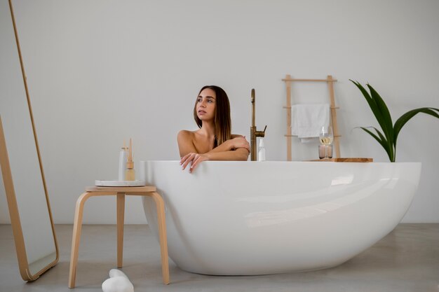 Mujer joven preparándose para la hora del baño