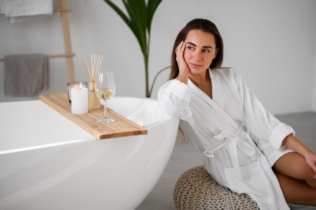 Mujer joven preparándose para la hora del baño