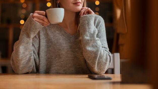 Mujer joven de primer plano con café