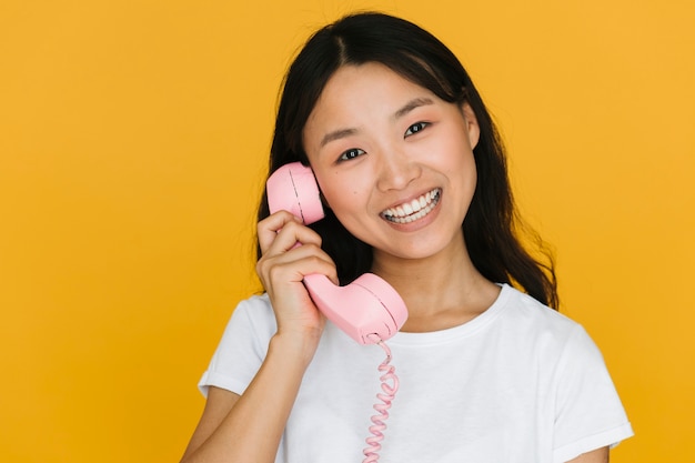 Mujer joven del primer que habla en el teléfono