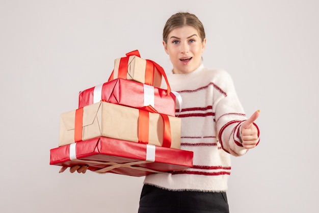 mujer joven, proceso de llevar, navidad, regalos, blanco