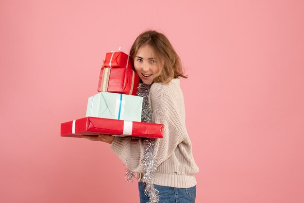 mujer joven, proceso de llevar, navidad, regalos, en, rosa