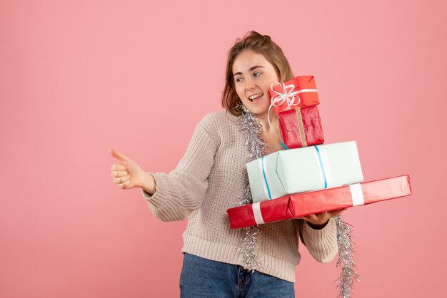 mujer joven, proceso de llevar, navidad, regalos, en, rosa