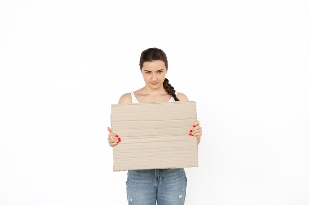 Mujer joven protestando con tablero en blanco