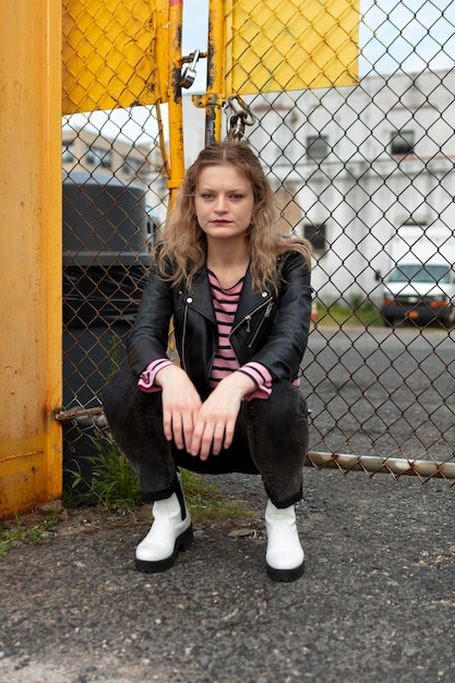 Mujer joven, en, punk, ropa, aire libre