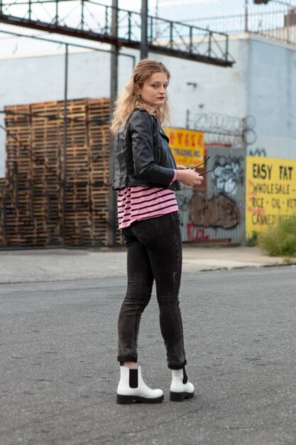 Mujer joven, en, punk, ropa, aire libre