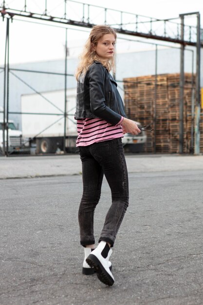 Mujer joven, en, punk, ropa, aire libre