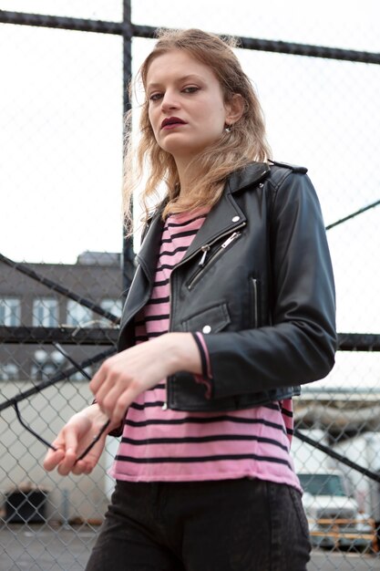 Mujer joven, en, punk, ropa, aire libre