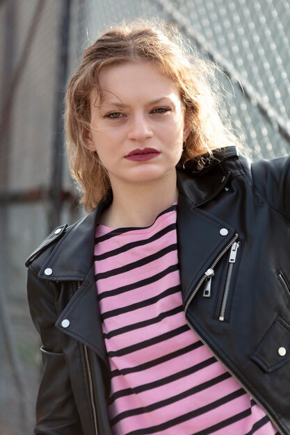 Mujer joven, en, punk, ropa, aire libre