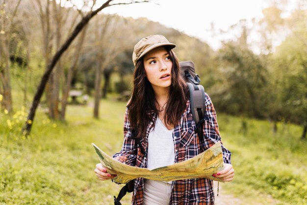 Mujer joven que busca la dirección correcta