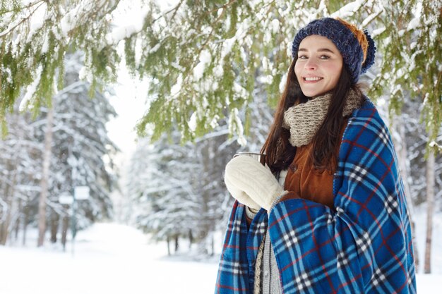 Mujer joven que disfruta del centro turístico de invierno