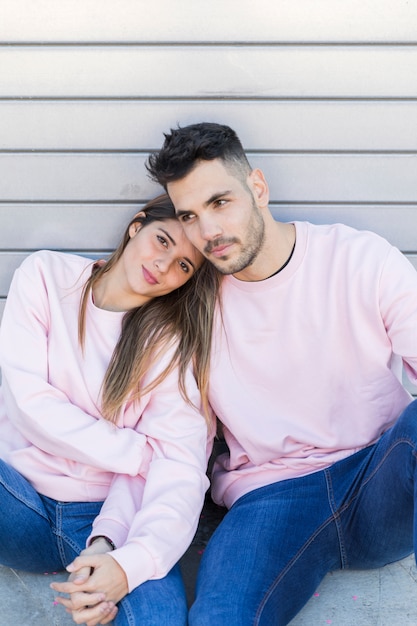 Foto gratuita mujer joven que lleva a cabo las manos con el hombre hermoso