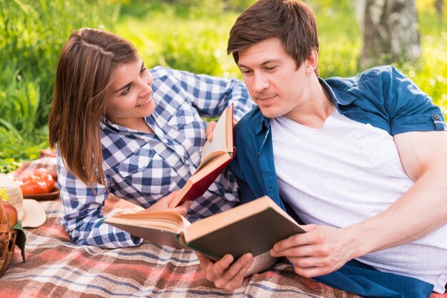 Mujer joven que mira el libro de lectura del novio