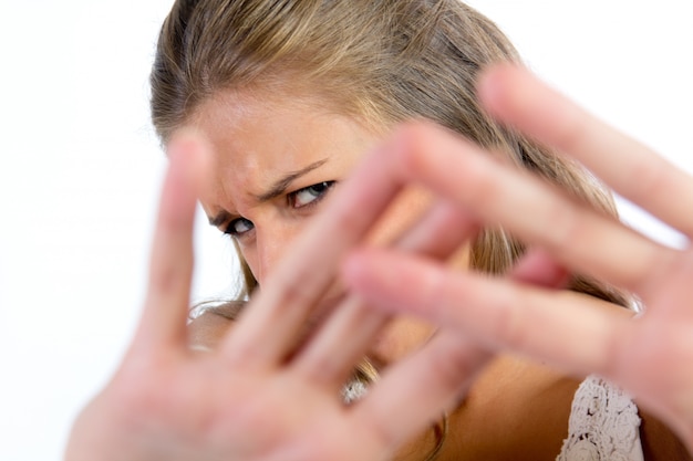 Foto gratuita mujer joven que se oculta de la cámara