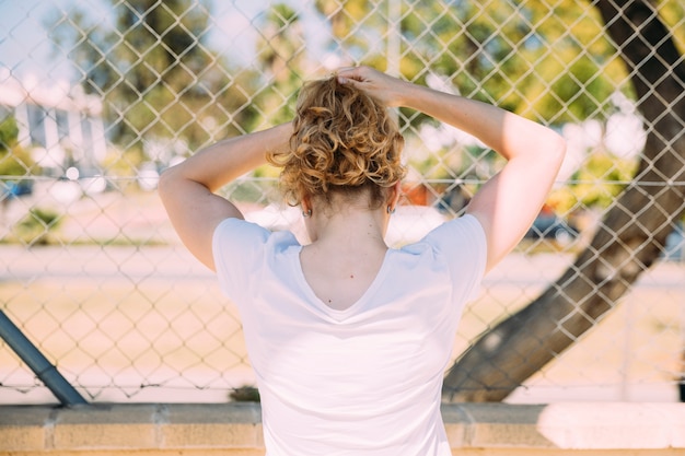 Foto gratuita mujer joven que se prepara para el entrenamiento