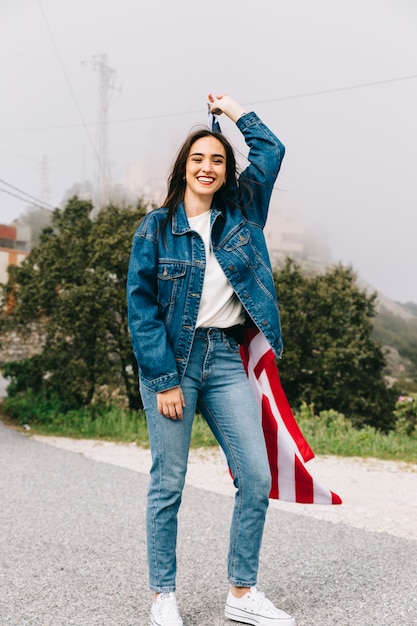 Mujer joven que se queda en zona industrial