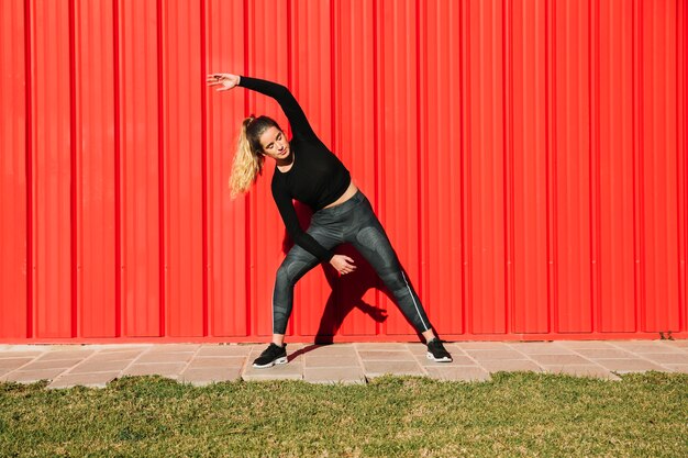 Mujer joven que realiza doblez lateral