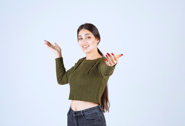 mujer joven que se siente alegre y mostrando sus brazos.