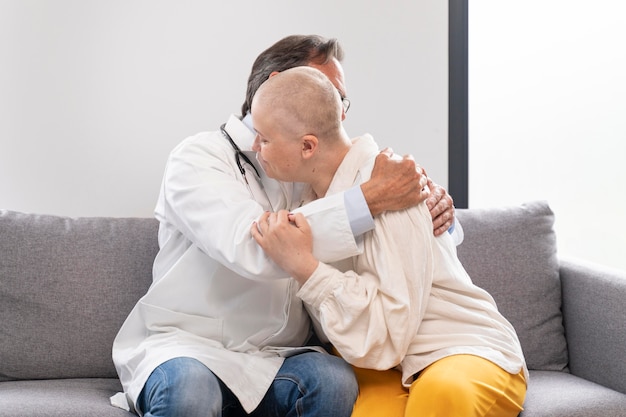 Foto gratuita mujer joven que sufre de cáncer de mama hablando con su médico