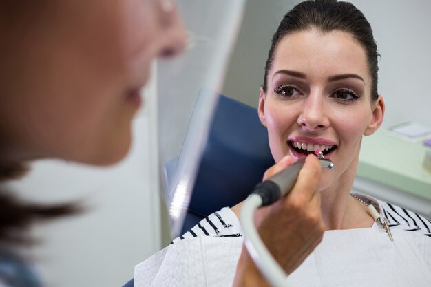 Mujer joven que tiene un chequeo dental