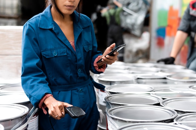 Mujer joven que trabaja en un almacén