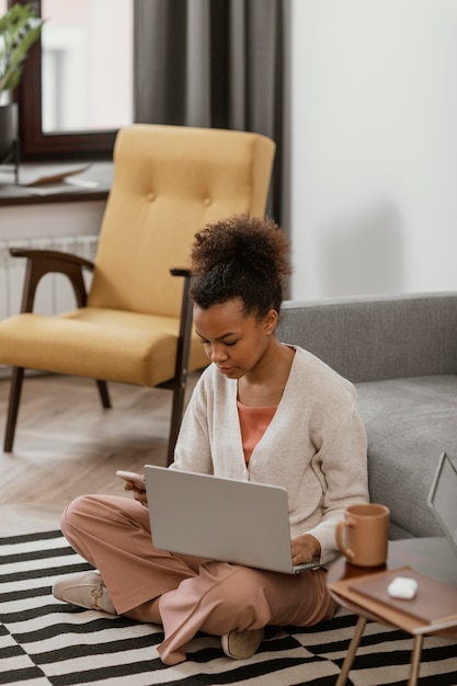 Mujer joven que trabaja desde casa moderna