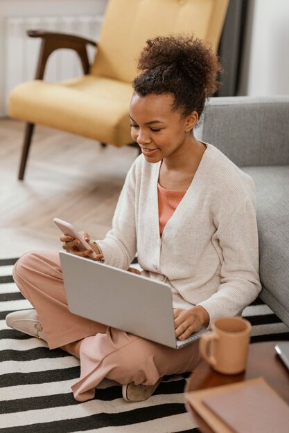 Mujer joven que trabaja desde casa moderna