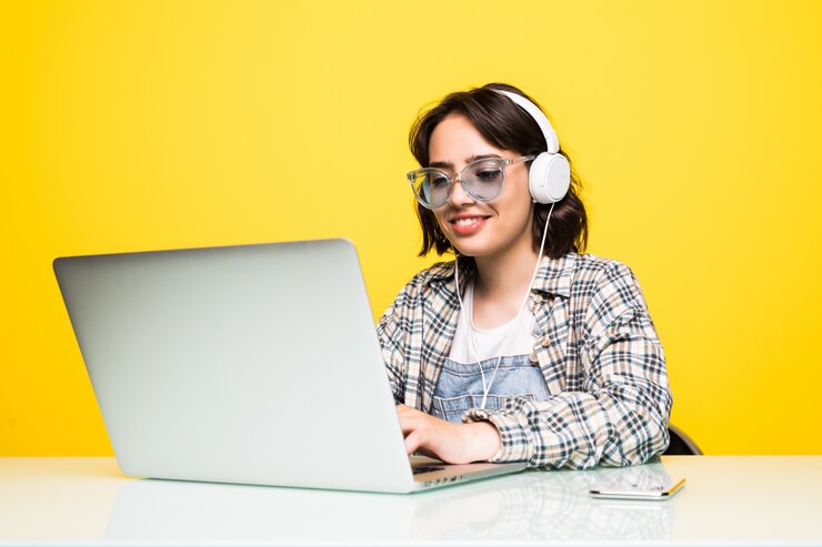 Foto gratuito mujer joven que trabaja en el escritorio con portátil aislado