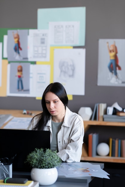 Mujer joven que trabaja en un estudio de animación