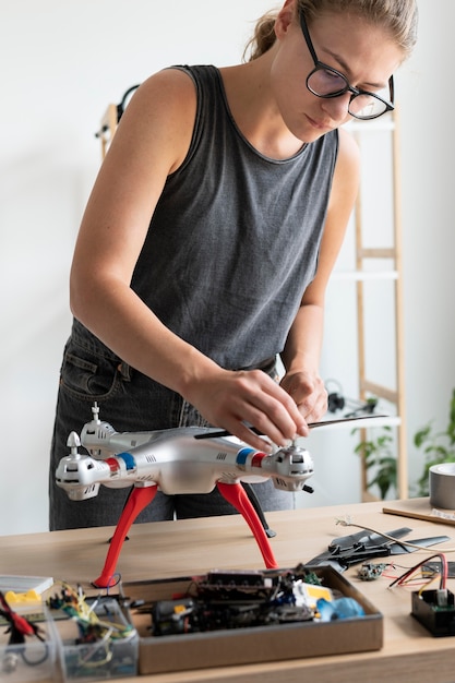 Mujer joven que trabaja en su taller para una invención creativa