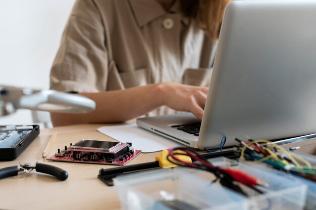 Mujer joven que trabaja en su taller para una invención creativa