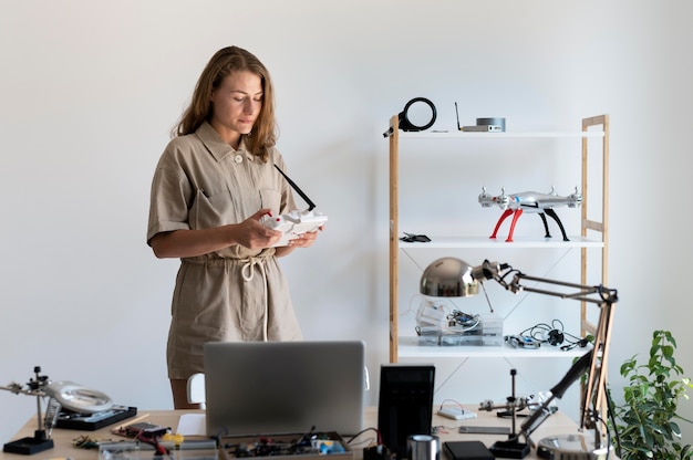 Mujer joven que trabaja en su taller para una invención creativa