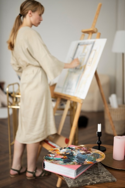 Foto gratuita mujer joven que trabaja en su taller