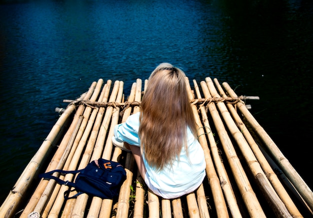 Mujer joven que viaja en una balsa