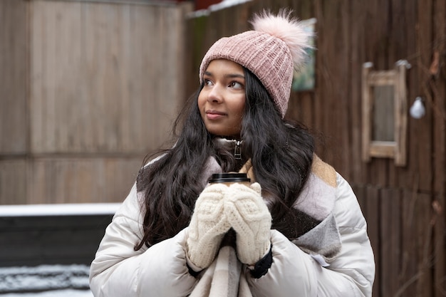 Foto gratuita mujer joven que viaja en invierno