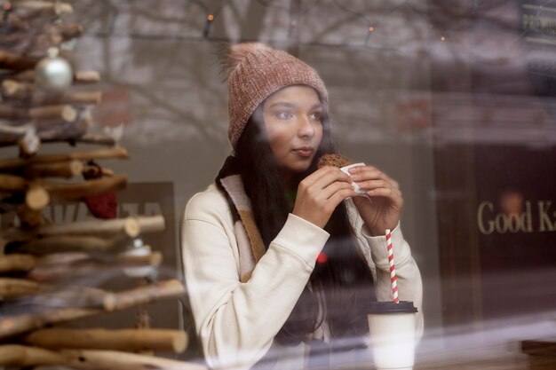 Mujer joven que viaja en invierno