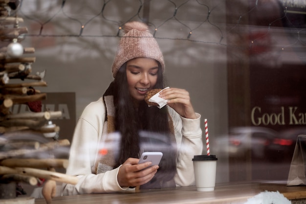 Mujer joven que viaja en invierno