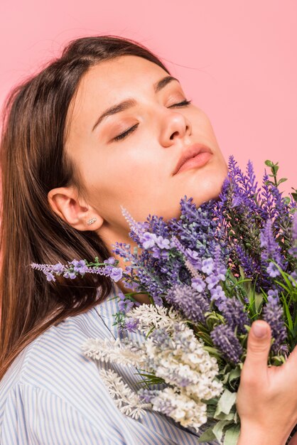 Mujer joven con ramo de flores