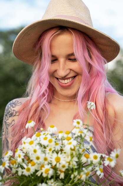 Mujer joven con ramo de flores